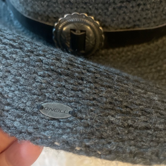 O’NEILL Sunhat decorated with 5 silver-tone conches and black strap. EUC - Picture 2 of 7